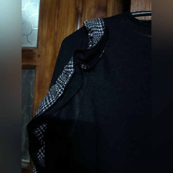 Zara ruffle design top. Size Small. Used - Picture 6 of 9